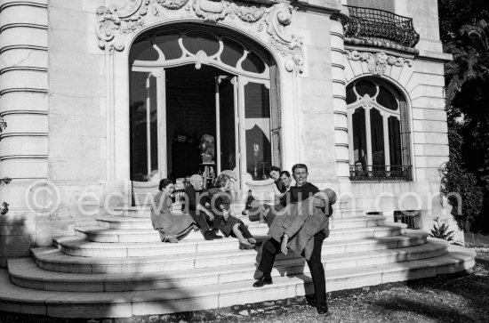 Jacqueline, Pablo Picasso, Louise Leiris, Luis Miguel Dominguin his wife Lucia Bosè, Paulo Picasso acting with Michel Leiris. Cannes 1959. - Photo by Edward Quinn