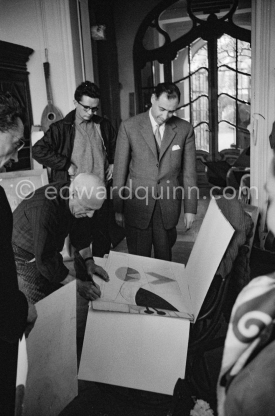 Pablo Picasso signing. André Weill, publisher of some deluxe editions of Pablo Picasso\'s work and Pierre Baudouin. La Californie, Cannes 1959. - Photo by Edward Quinn