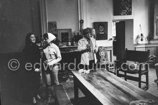 Jacqueline, Catherine Hutin, Pablo Picasso. Vauvenargues 1960. - Photo by Edward Quinn