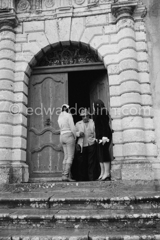 Pablo Picasso, Jacqueline and Catherine Hutin. Château de Vauvenargues, where Pablo Picasso lived from 1959-62, near Aix-en-Provence. Vauvenargues 1960. - Photo by Edward Quinn