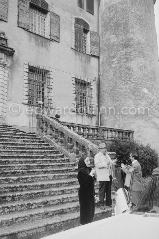 Pablo Picasso, Jacqueline and Javier Vilató. Château de Vauvenargues, where Pablo Picasso lived from 1959-62, near Aix-en-Provence. A great square building dating from the sixteenth and eighteenth centuries. Vauvenargues 1960. - Photo by Edward Quinn