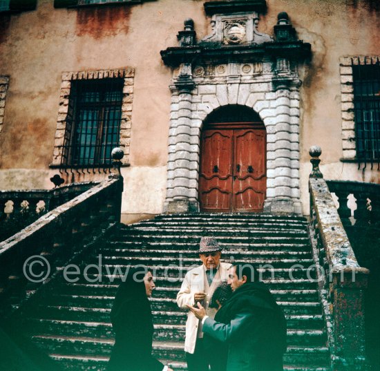 Pablo Picasso, Jacqueline and his nephew, the painter Javier Vilató. Château de Vauvenargues, where Pablo Picasso lived from 1959-62, near Aix-en-Provence. A great square building dating from the sixteenth and eighteenth centuries. Vauvenargues 1960. - Photo by Edward Quinn