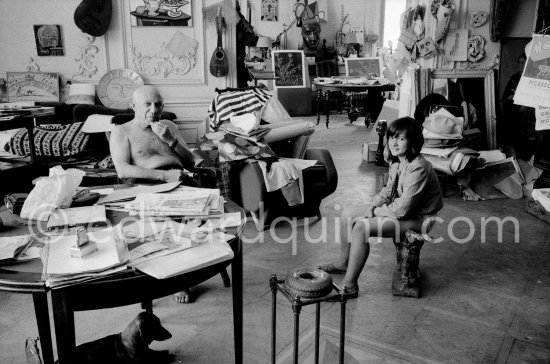 Pablo Picasso, Paloma Picasso, sitting on "Le chat". Dog Lump. La Californie, 1960. - Photo by Edward Quinn