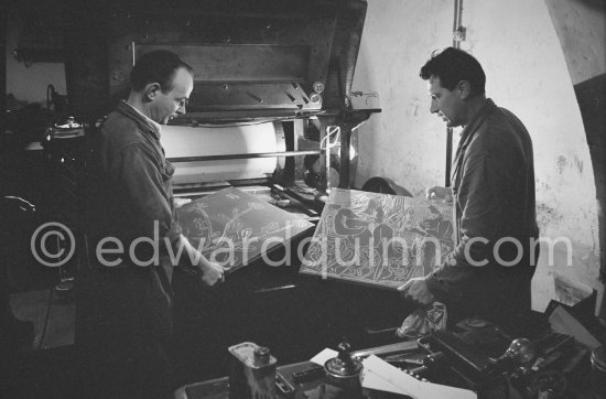 Printer Hidalgo Arnéra with a colleague at his printing press with a Pablo Picasso linocut. Vallauris 1960. - Photo by Edward Quinn