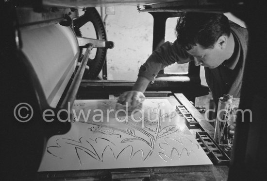 Printer Hidalgo Arnéra at his printing press with a Pablo Picasso linocut. Vallauris 1960. - Photo by Edward Quinn