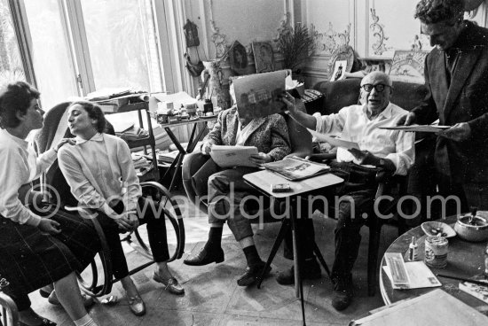 Pablo Picasso with a photo of Vauvenargues by Quinn, which the latter brought as a gift. Catherine Hutin, Edouard Pignon and Jacques Frélaut, printer in Vallauris. La Californie, Cannes 1961. - Photo by Edward Quinn