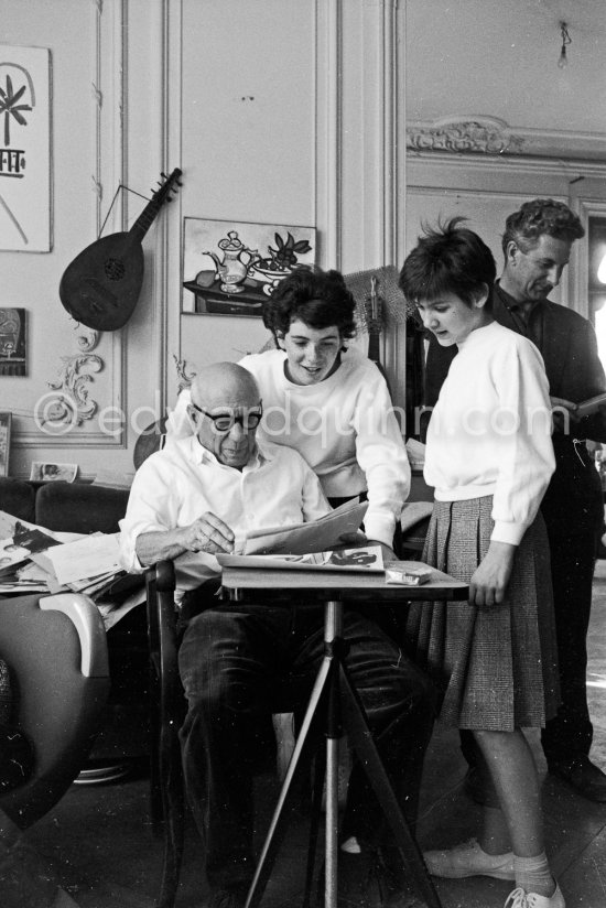 Pablo Picasso, Jacques Frélaut, printer In Vallauris, Paloma Picasso, and Catherine Hutin viewing photos by Edward Quinn, which the latter brought as a gift, La Californie, Cannes 1961. - Photo by Edward Quinn