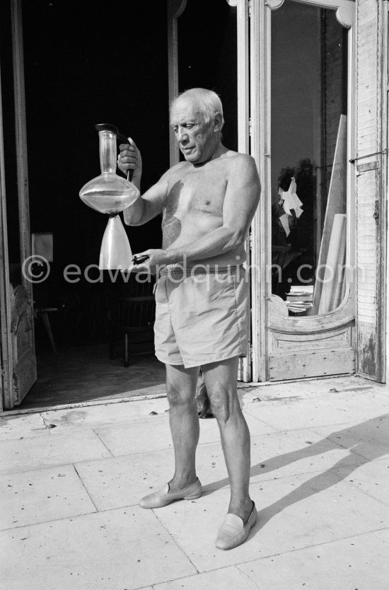 Pablo Picasso with a glass object of Egidio Costantini de la Fucina ...