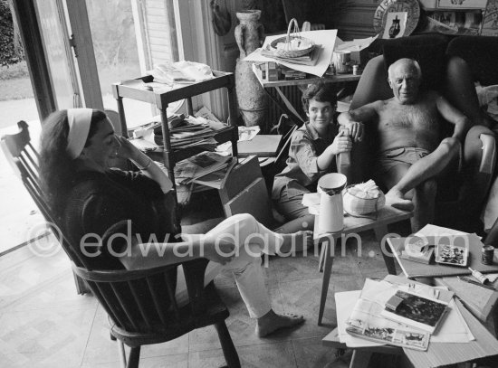 Pablo Picasso, his wife Jacqueline (they married in Vallauris on 2.3.1961) and her daughter Catherine Hutin. La Californie, Cannes 1961. - Photo by Edward Quinn