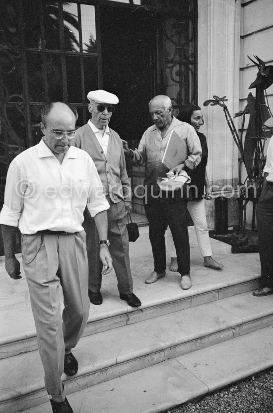 Pablo Picasso puts a protective hand on the shoulder of his friend Manuel Pallarès i Grau. On the left Manuel Pallarès son René, behind Pablo Picasso Jacqueline. Pablo Picasso with a small Ripolin can. La Californie, Cannes 1961. - Photo by Edward Quinn