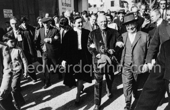 From left: Jaime Sabartés, Cathérine "Cathy" Hutin, Jacqueline, Pablo Picasso, Jacques Duclos, French Communist politician. Festivities put on in Pablo Picasso\'s honor (80th birthday). Vallauris 29.10.1961. - Photo by Edward Quinn