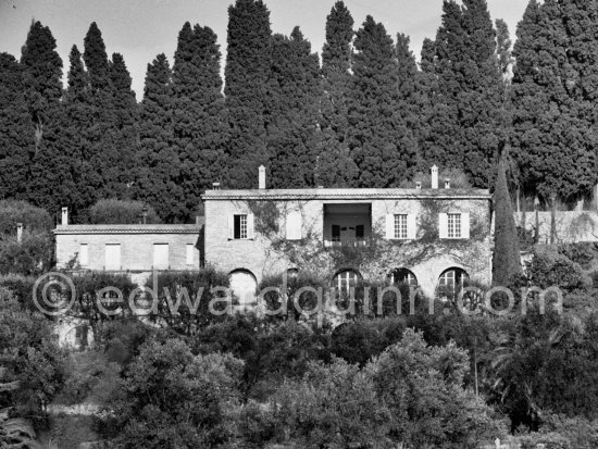 Mas Notre-Dame-de-Vie near Mougins where Pablo Picasso lived since 1961. The house was once owned by the Plunket family who gave the painter an Afghan hound called Kaboul as a moving-in present. When Pablo Picasso had filled the available rooms with his paintings and drawings, he had the terrace (left) covered to give him space for two more large studios. His bedroom was on the top floor, the living rooms and studio on the ground floor. Mougins 1962. - Photo by Edward Quinn