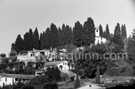 Mas Notre-Dame-de-Vie (with the Chapelle Mas Mas Notre-Dame-de-Vie) near Mougins where Pablo Picasso lived since 1961. The house was once owned by the Plunket family who gave the painter an Afghan hound called Kaboul as a moving-in present. When Pablo Picasso had filled the available rooms with his paintings and drawings, he had the terrace (left) covered to give him space for two more large studios. His bedroom was on the top floor, the living rooms and studio on the ground floor. Mougins 1962. - Photo by Edward Quinn