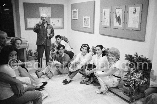 Pablo Picasso, Paloma Picasso, Michel Leiris, Louise Leiris, Claude Picasso, Catherine Hutin, Jacqueline, Suzanne Ramié. Exhibition "Les Déjeuners". Dessins originaux de Pablo Picasso, Galerie Madoura. Cannes 1962. - Photo by Edward Quinn