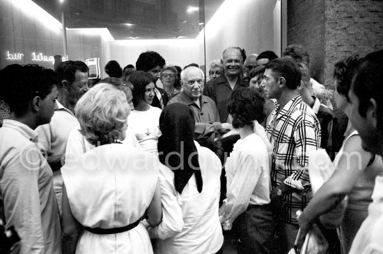 Paloma Picasso, Pablo Picasso, Paulo Picasso leaving Galerie Cavalero. Exhibition "Pignon. Gouaches, aquarelles". 4.-25.8.1962. Cannes - Photo by Edward Quinn