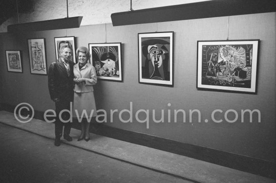 Suzanne Ramié and André Verdet. Exposition "Pablo Picasso, linographies originales". Madoura, Vallauris 1963. - Photo by Edward Quinn