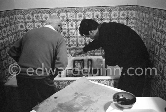 Pablo Picasso working with the help of Hidalgo Arnéra on linogravure rehaussée, the so called épreuves rincées (rinsed proofs). Mas Notre-Dame-de-Vie, Mougins 1964. - Photo by Edward Quinn