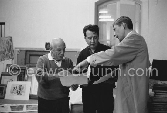 Pablo Picasso with the printers Aldo Crommelynck (right) and Hidalgo Arnéra. Mas Notre-Dame-de-Vie, Mougins 1964. - Photo by Edward Quinn