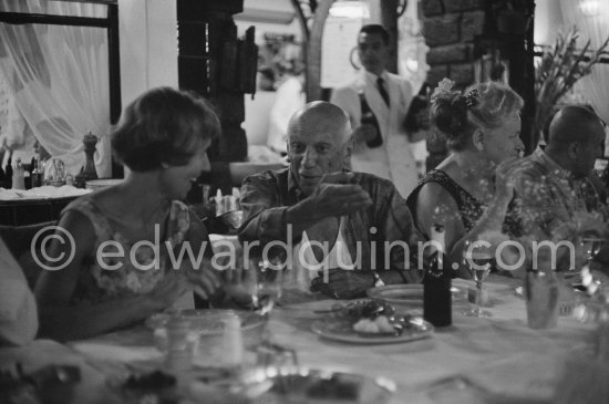 After the bullfight: from left: not yet identified lady, Pablo Picasso, Hélène Parmelin, Michel Léris. In a restaurant probably at Fréjus 1965. - Photo by Edward Quinn