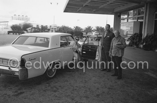 Pablo Picasso, Jacqueline and chauffeur? Visit of Dr. René-Albert Gutmann, who recommended that Pablo Picasso had to undergo surgical intervention. Pablo Picasso\'s Lincoln Continental 1963. Nice Airport 1965. - Photo by Edward Quinn