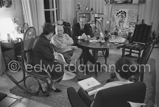 Birthday of Jacqueline (24.2.66). Jacqueline, Spanish publisher Gustavo Gili and his wife, Anna Maria Torra Amat, Hélène Parmelin, Sylvie, nurse of Pablo Picasso with Quinn\'s book "Pablo Picasso à l\'oeuvre". Mas Notre-Dame-de-Vie, Mougins 1966. - Photo by Edward Quinn