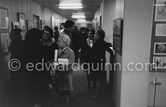 Louise Leiris (right). Exhibition "Pablo Picasso. 347 gravures récentes". 18.12.1968-1.2.1969. La Galerie Louise Leiris. 47, rue de Monceau, Paris 1968. - Photo by Edward Quinn