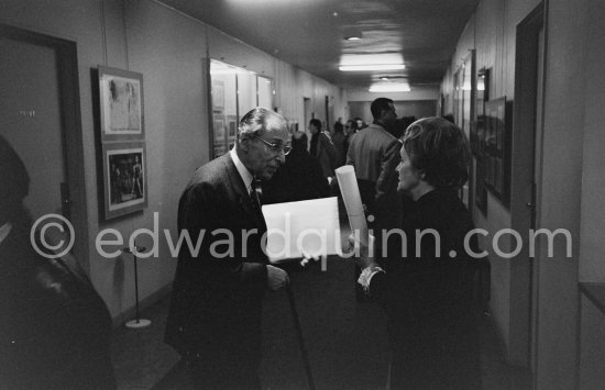 Louise Leiris and a visitor. Exhibition "Pablo Picasso. 347 gravures récentes". 18.12.1968-1.2.1969. La Galerie Louise Leiris. 47, rue de Monceau, Paris 1968. - Photo by Edward Quinn