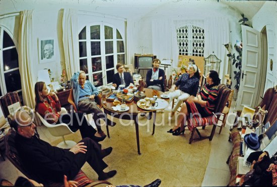 From left: Pablo Picasso\'s surgeon Dr. Jacques Hepp, unknown lady, Pablo Picasso, the master printmakers Aldo and Piero Crommelynck, Jacqueline, Dr. Hepp\'s wife Myriam. Mas Notre-Dame-de-Vie, Mougins 1969. - Photo by Edward Quinn