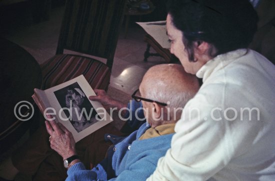 Pablo Picasso and Jacqueline. Mas Notre-Dame-de-Vie, Mougins. 1969. - Photo by Edward Quinn