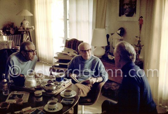 Pablo Picasso, Siegfried Rosengart, Gallery owner in Lucerne, and Gérald Cramer, Gallery owner in Geneva. Mas Notre-Dame-de-Vie, Mougins 17.4.1970. (the day of Apollo 13 returning to earth) - Photo by Edward Quinn