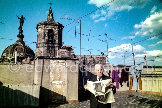 Manuel Pallarès i Grau on the flat roof of the house where by Pablo Picasso and his family lived in Calle de la Merced. Basilica de la Merced in the background. Barcelona 1970. - Photo by Edward Quinn