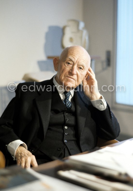 Daniel-Henry Kahnweiler in his office at the Galerie Louise Leiris. Paris 1972. - Photo by Edward Quinn