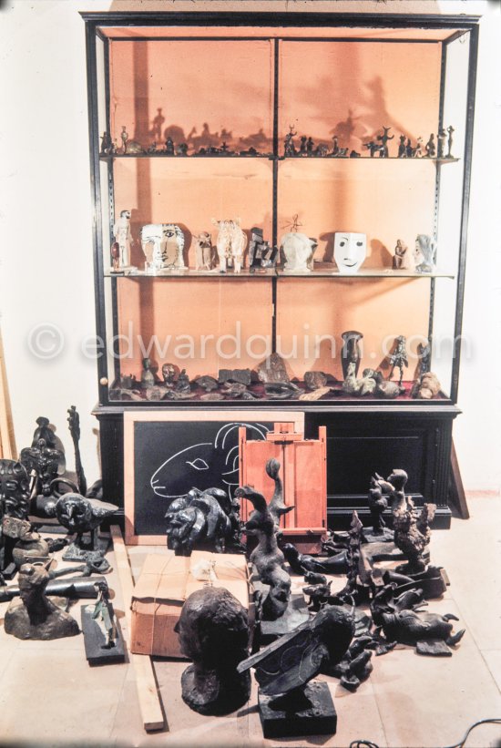 Glass cabinet (vitrine) in the old "salle à manger" at Mas Notre-Dame-de-Vie. (the same glass cabinet that was "Le musée" of the studio des Grands-Augustins in Paris, see photo Brassaï, 25 Oct 1943). Mas Notre-Dame-de-Vie, Mougins 1974. (Photographed after Pablo Picasso’s death.) - Photo by Edward Quinn