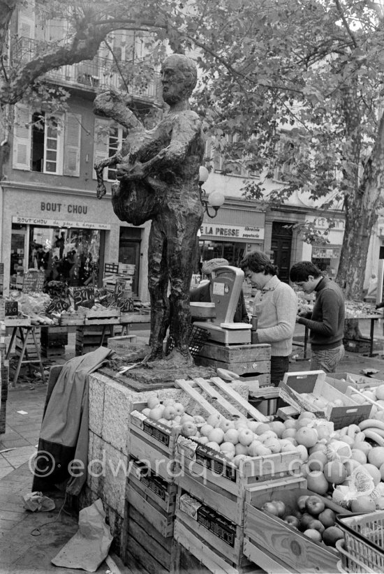 Pablo Picasso sculpture "L’homme au mouton". Place Paul Isnard, Vallauris, date unknown, about 1978. - Photo by Edward Quinn