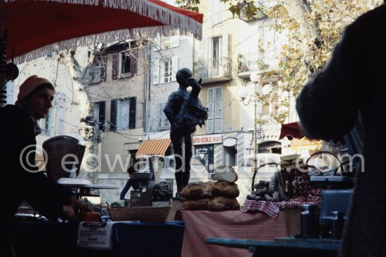 Pablo Picasso sculpture "L’homme au mouton". Place Paul Isnard, Vallauris about 1982. - Photo by Edward Quinn