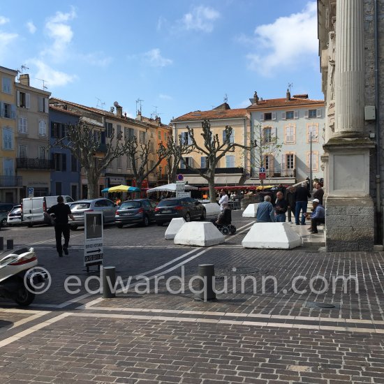 Square with "Man With Sheep" ("L’homme au mouton"). In front of Église Sainte-Anne / Saint-Martin 1839-1882. Place Paul Isnard, Vallauris 2017. - Photo by Edward Quinn