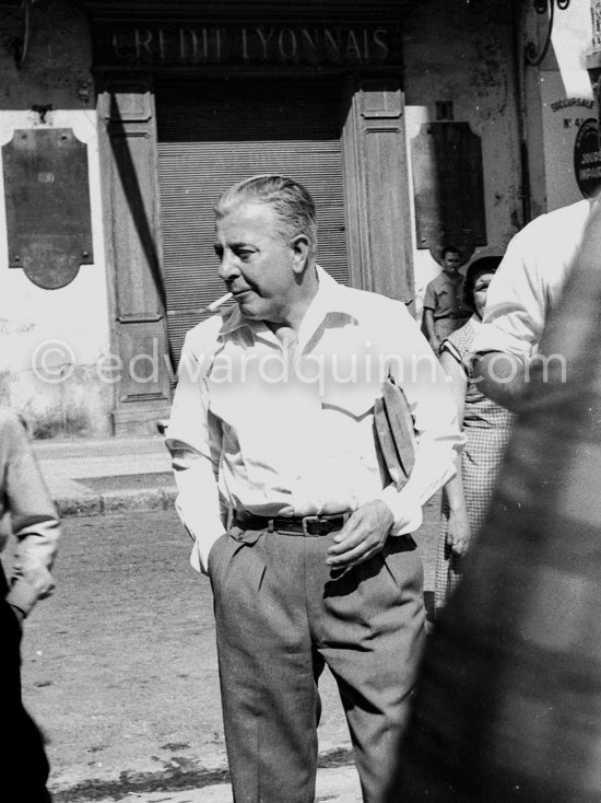 Jacques Prévert. On the occasion of the summer ceramics exhibition "Japon. Céramique contemporaine" at the Nérolium. Vallauris 21.7.1951. - Photo by Edward Quinn