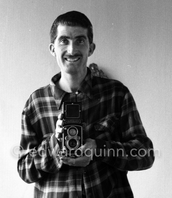 Edward Quinn with his Rolleiflex 3.5 A, autoportrait, Nice 1951. - Photo by Edward Quinn