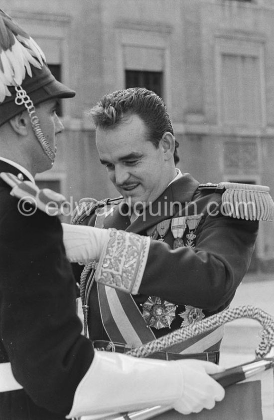 Prince Rainier. Award ceremony in the courtyard of the Palace. Fête Nationale. Monaco 1954. - Photo by Edward Quinn