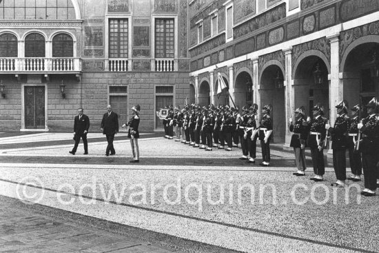 Prince Rainier and President Charles de Gaulle in the courtyard of the palace. Monaco 1960. - Photo by Edward Quinn