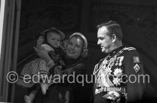 Fête Nationale Monegasque. Prince Raoinier, Pribncess Grace and Princess Caroline at palace windows. Monaco 19.11.1957. - Photo by Edward Quinn