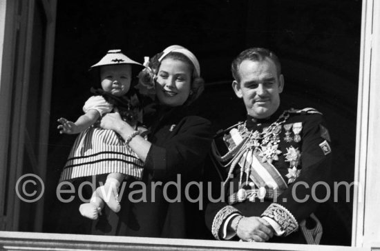 Fête Nationale Monegasque. Prince Raoinier, Pribncess Grace and Princess Caroline at palace windows. Monaco 19.11.1957. - Photo by Edward Quinn