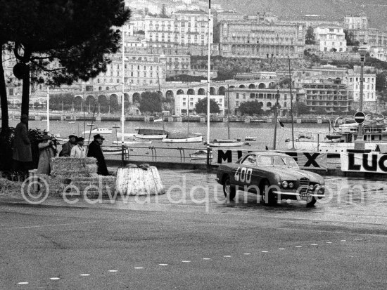 N° 400 Fernandez / De Celis on Alfa Romeo 1900 Supergioiello coupe Ghia taking part in the regularity speed test on the circuit of the Monaco Grand Prix. Rallye Monte Carlo 1955. - Photo by Edward Quinn