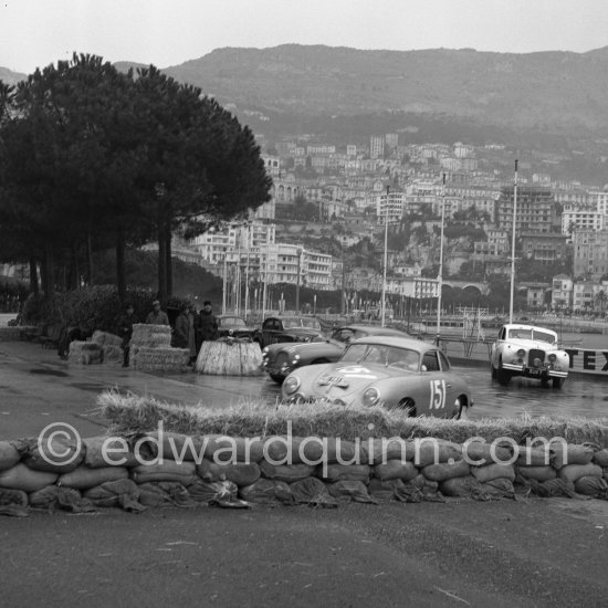 N° 151 Johansson / Jensen sur Porsche 356 1300, N° 118 Faulkner / Silverthorne on Aston Martin DB2-4, N° 90 Appleyard / Appleyard on Jaguar Mk VII, N° 112 Vard / Jolley on Jaguar MK VII taking part in the regularity speed test on the circuit of the Monaco Grand Prix. Monte Carlo Rally 1955. - Photo by Edward Quinn