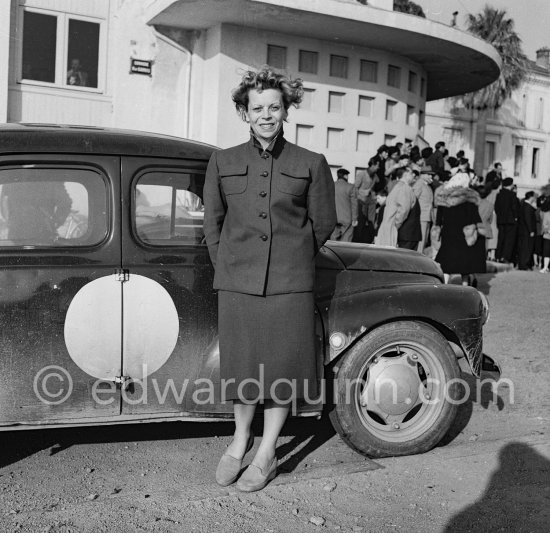 Renault 4CV. 13. Rallye Paris – Saint-Raphaël Féminin 1952. Saint-Raphaël 1952. - Photo by Edward Quinn