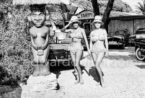 Tahiti Beach, Saint-Tropez 1961. Cars: Alfa Romeo, MG, Fiat. - Photo by Edward Quinn