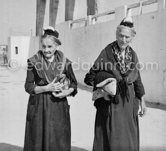 Arlésiennes. Saintes-Maries-de-la-Mer in 1953. - Photo by Edward Quinn