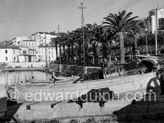 Reading a book. San Remo 1953. - Photo by Edward Quinn