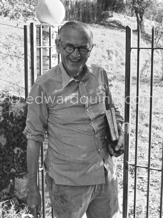 Graham Sutherland in the gardens of La Villa Blanche,  route de Castellar. Menton 1974 - Photo by Edward Quinn