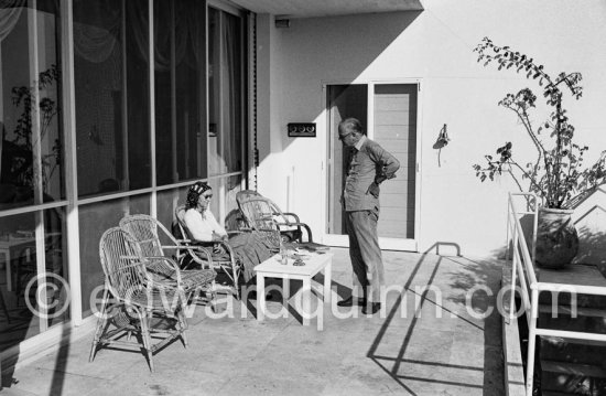 Graham Sutherland and his wife Kathleen Sutherland in the gardens of La Villa Blanche, route de Castellar. Menton 1974 - Photo by Edward Quinn